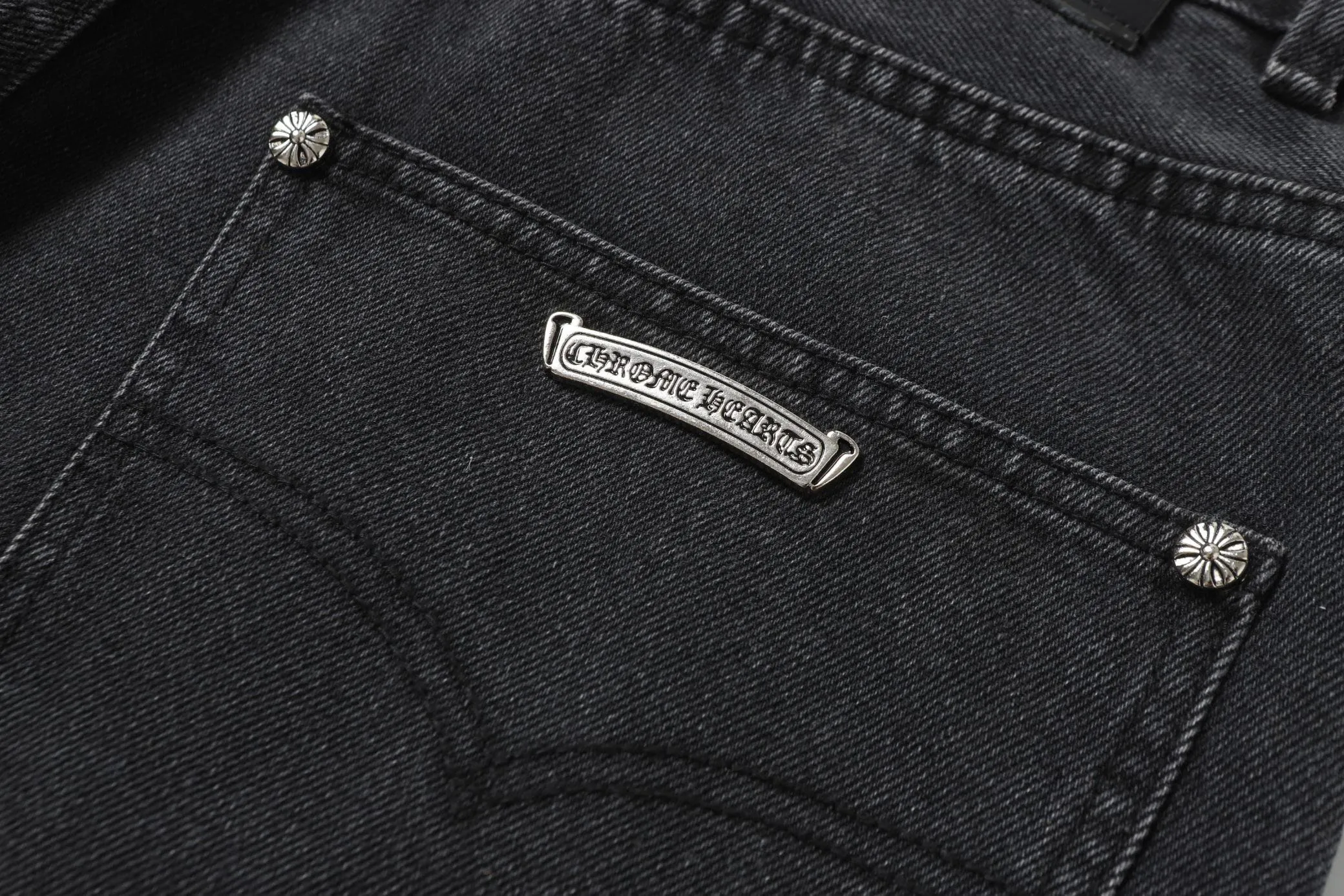 KE305 P270 The only correct leather label version on the market Chrome Hearts CH Heavy-duty washed distressed wide-leg jeans Top ceiling quality 100% correct version The correct version is here!  Believe me this must be the best quality you will ever come across! ! Excellent value for money! !  Styles with different washes and textures are very friendly to people with thin legs and thick legs. The straight version is very flattering to the shape of the legs. The moderate length is timeless and easy to match. It is the basis of various styles and a must-have in the wardrobe! ! Add a little stacking to make the atmosphere easy to control. The fabric is stiff but the upper body is soft without losing texture. The sides and cuffs of some styles have a bone-wash effect. It’s really hard not to love it!  ✅Correctly customize the Croxin metal leather label on the back panel. It is definitely not sold directly with the cross on the finished jeans. 1:1 copying strives for excellence and the details are perfectly grasped. ✅The cross leather label is clear and smooth. Exquisite turning top craftsmanship. ✅Buttons, zippers and hardware are all customized versions of the Croxin LOGO. ✅High-cost washing process. Size: 28 30 32 34 36